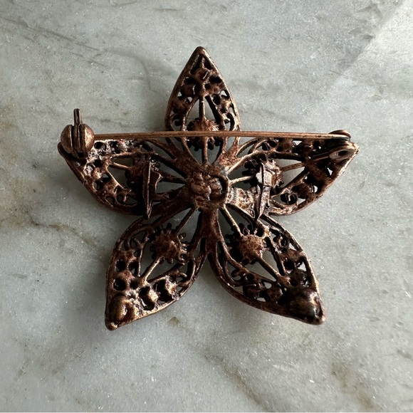 Vintage bronze tone brooch with blue gems & small pearls - Picture 3 of 4